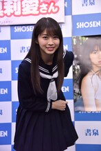 お気に入りのページを再現する牧野真莉愛。