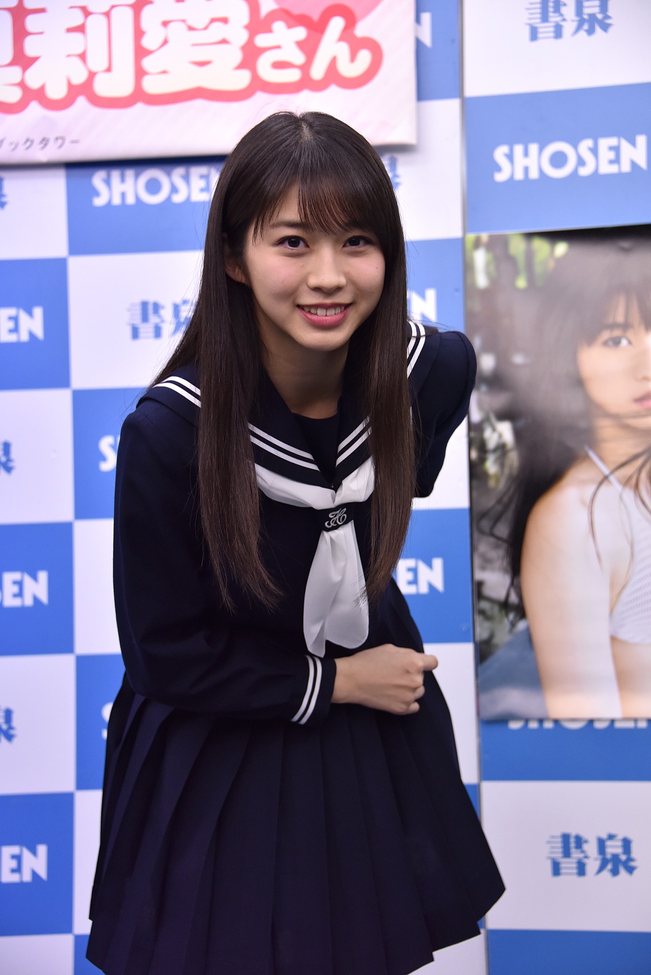 お気に入りのページを再現する牧野真莉愛。