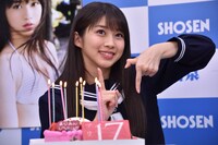 指で「17」を作る牧野真莉愛。