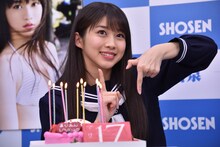 指で「17」を作る牧野真莉愛。