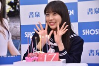 バースデーケーキに大喜びの牧野真莉愛。