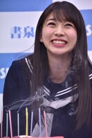 ロウソクの火を吹き消した牧野真莉愛。