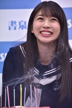 ロウソクの火を吹き消した牧野真莉愛。