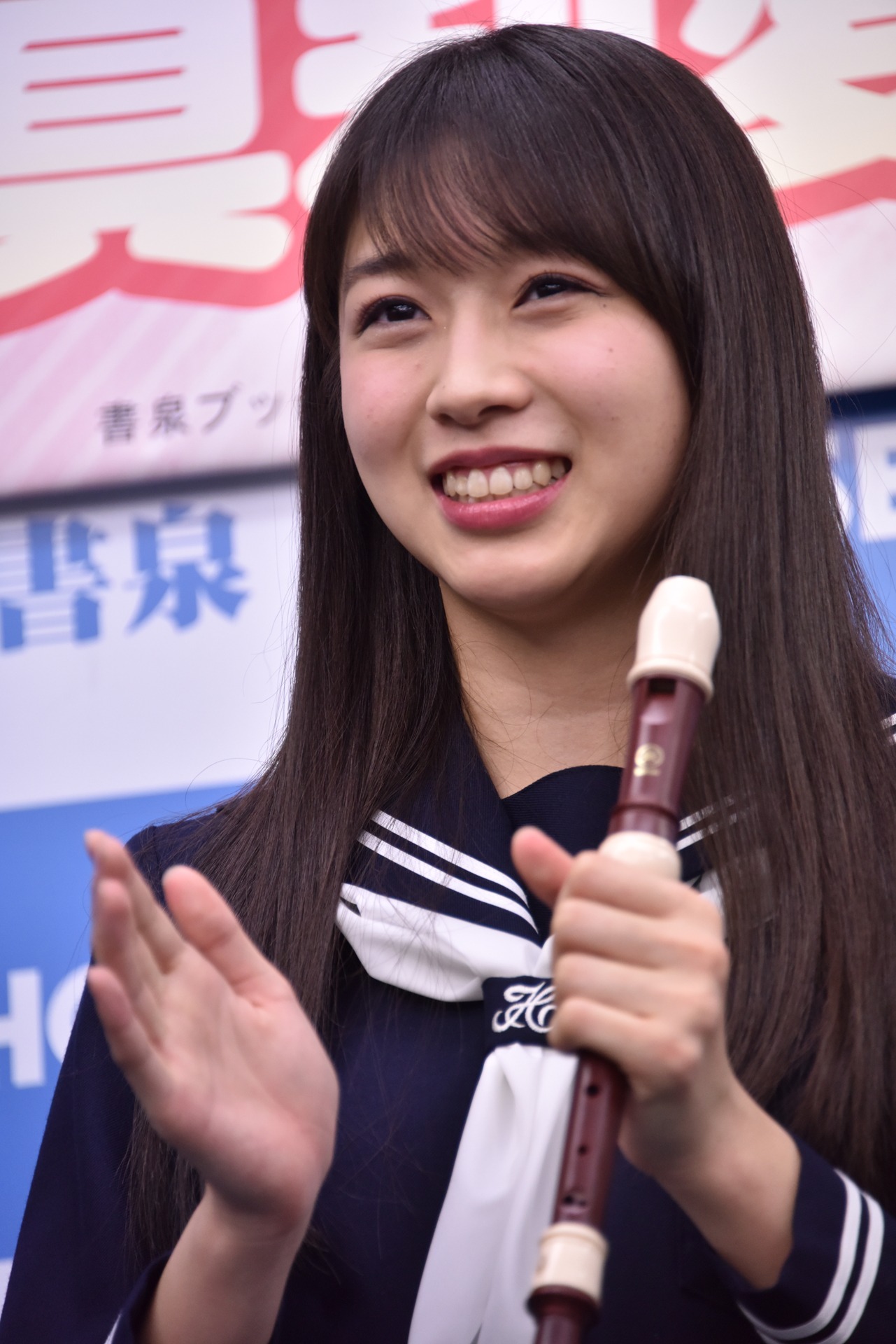 笛をあきらめて歌う牧野真莉愛。