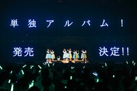 2月1日公演にて、アルバム発売決定の発表に驚くけやき坂46メンバー。（写真提供：Sony Music Records）