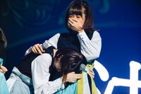 2月1日公演にて、アルバム発売決定の発表に感極まるけやき坂46メンバー。（写真提供：Sony Music Records）