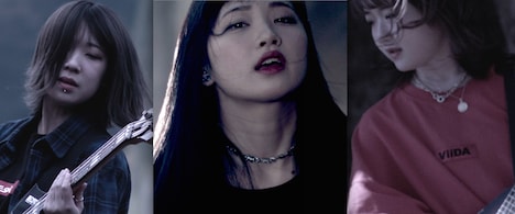 BRATS「決まりごと」ミュージックビデオのワンシーン。左から黒宮あや（B）、黒宮れい（Vo）、ひなこ（G）。