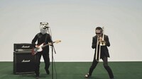 MAN WITH A MISSION「Freak It! feat.東京スカパラダイスオーケストラ」ミュージックビデオのワンシーン。
