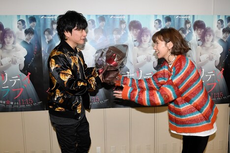 仲里依紗(右)から花束を渡される岡野昭仁(左)。