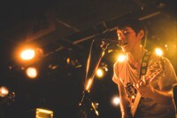 石塚淳（G, Vo / 台風クラブ）（撮影：今井駿介）
