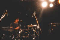 伊奈昌宏（Dr / 台風クラブ）（撮影：今井駿介）