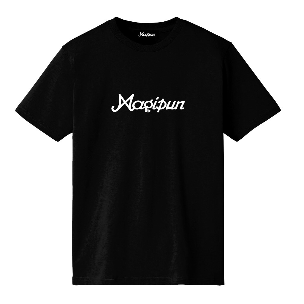 ポップアップショップ限定で販売されるロゴTシャツ（黒）。