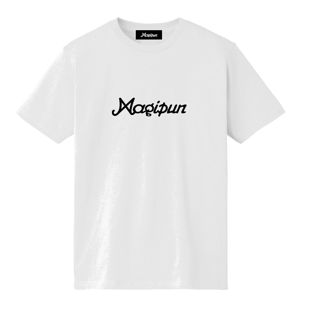 ポップアップショップ限定で販売されるロゴTシャツ（白）。