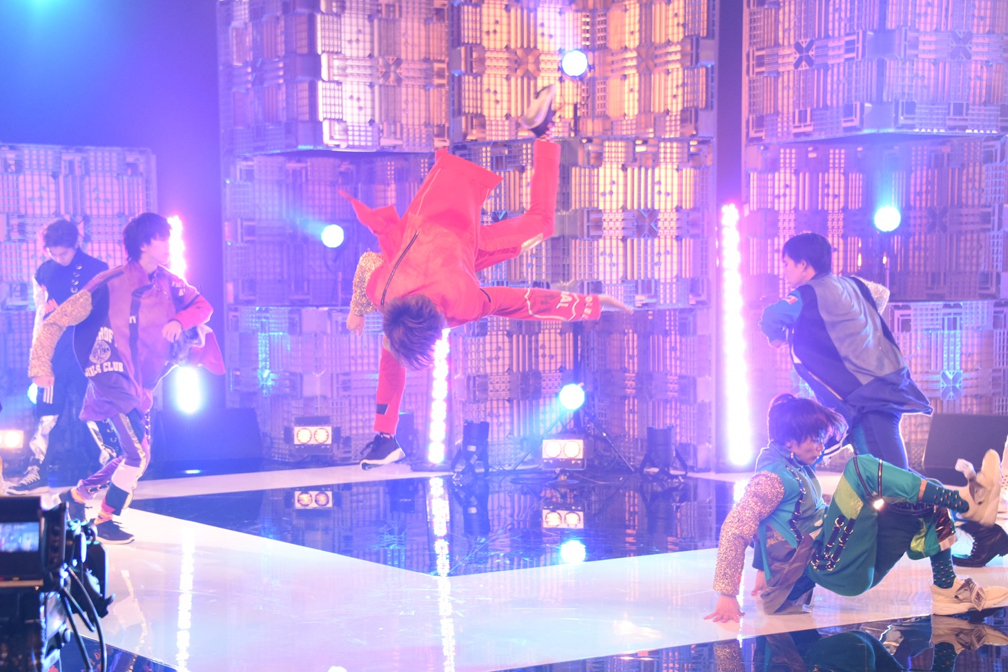 「SURVIVOR」のパフォーマンスの様子。