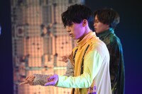 「SURVIVOR」のパフォーマンスの様子。