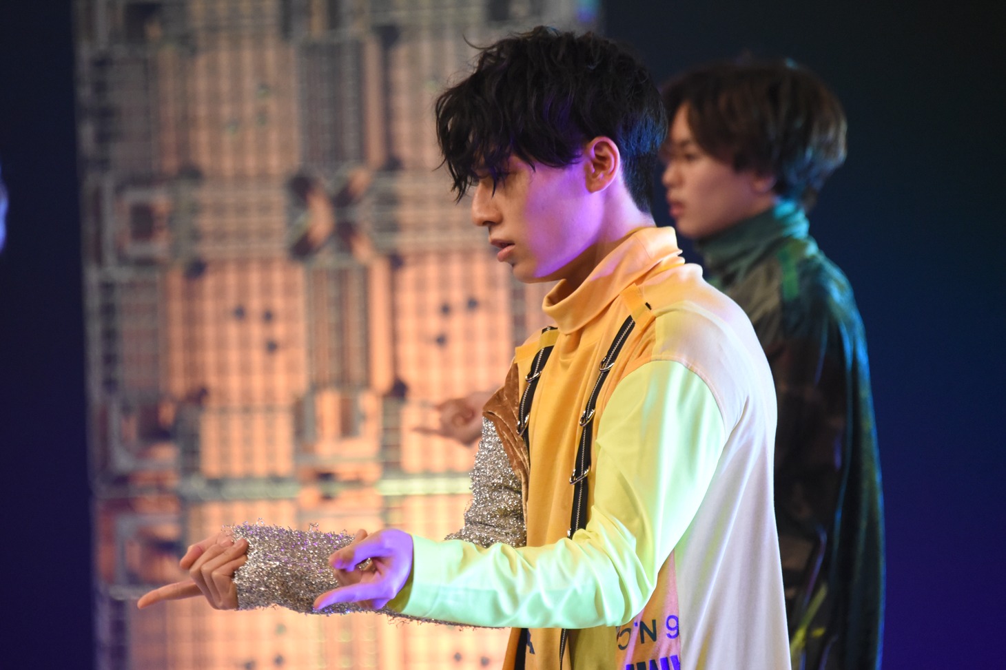 「SURVIVOR」のパフォーマンスの様子。