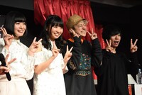 左から夢眠ねむ（でんぱ組.inc）と古川未鈴（でんぱ組.inc）、小野武正（KEYTALK）、首藤義勝（KEYTALK）。