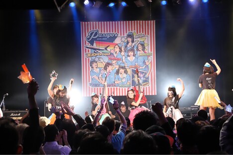 PASSPO☆「歌って踊って奏でるツアー2017→2018」東京・WWW X公演の様子。