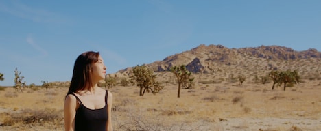 板野友美「Just as I am」ミュージックビデオのワンシーン。