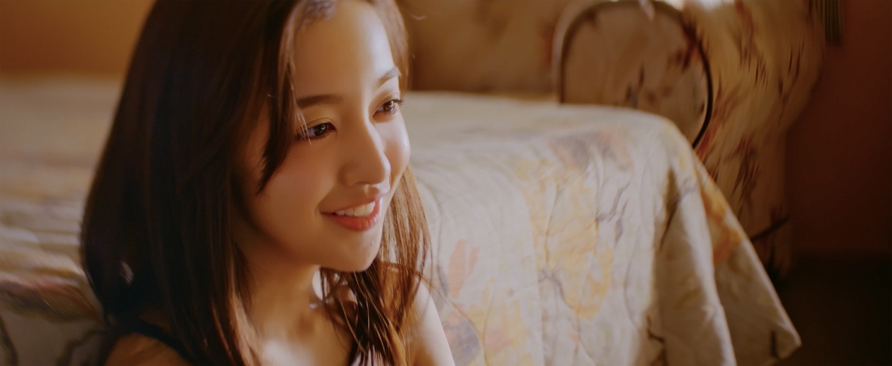 板野友美「Just as I am」ミュージックビデオのワンシーン。