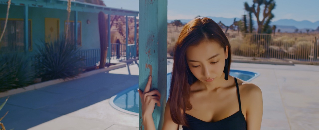 板野友美「Just as I am」ミュージックビデオのワンシーン。