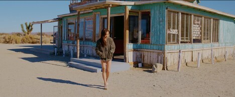 板野友美「Just as I am」ミュージックビデオのワンシーン。