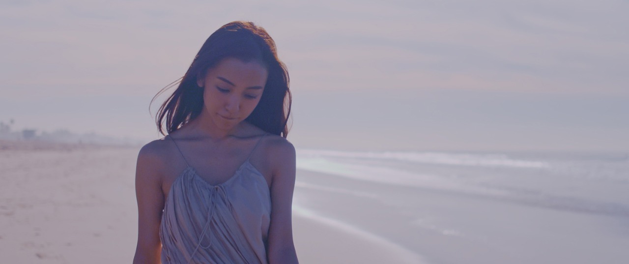 板野友美「Just as I am」ミュージックビデオのワンシーン。