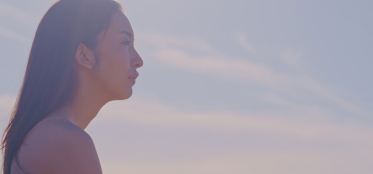 板野友美「Just as I am」ミュージックビデオのワンシーン。