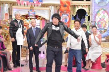 サイズが小さすぎるライダースジャケットを着用する岡崎体育。(c)読売テレビ