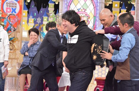 ライダースジャケットを試着させられる岡崎体育。(c)読売テレビ