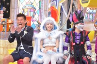 左から勝俣州和、えなこ、デーモン閣下。(c)読売テレビ