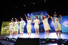 お菓子の飾りがあしらわれた新衣装をお披露目したはちみつロケット。（撮影：笹森健一）