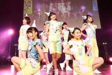 「おかしなわたしとはちみつのきみ」を披露したはちみつロケット。（撮影：笹森健一）