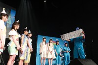 はちみつロケットに対する果たし状を読み上げる奥澤レイナ（右）。（撮影：笹森健一）