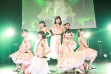 「はちみつロケット ～黄金の七人～」を披露したはちみつロケット。（撮影：笹森健一）