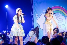 「勇気のシルエット」の落ちサビを歌う奥澤レイナ（左）と雨宮かのん（右）。（撮影：笹森健一）