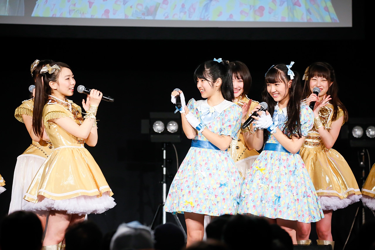 播磨怜奈（左）から「さい！」を引き継いだ小島はな（中央）と市川優月（右）。（撮影：笹森健一）