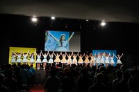 「3B junior やるっきゃないっショー」より、第1部「黄色水色歌合戦～はちロケ（今度こそ）最後の大試練～」の様子。（撮影：笹森健一）