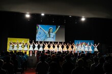 「3B junior やるっきゃないっショー」より、第1部「黄色水色歌合戦～はちロケ（今度こそ）最後の大試練～」の様子。（撮影：笹森健一）