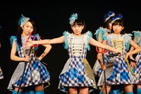 聖飢魔II「蝋人形の館」を披露する播磨怜奈（左）、斎藤夏鈴（中央）、塚本颯来（右）。（撮影：笹森健一）