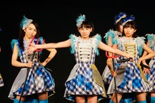 聖飢魔II「蝋人形の館」を披露する播磨怜奈（左）、斎藤夏鈴（中央）、塚本颯来（右）。（撮影：笹森健一）