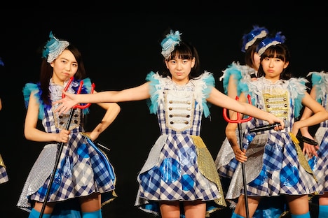 聖飢魔II「蝋人形の館」を披露する播磨怜奈（左）、斎藤夏鈴（中央）、塚本颯来（右）。（撮影：笹森健一）