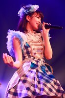 安室奈美恵「a walk in the park」を歌う愛来。（撮影：笹森健一）