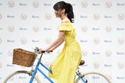 自転車に乗る西野七瀬（乃木坂46）。