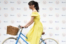 自転車に乗る西野七瀬（乃木坂46）。