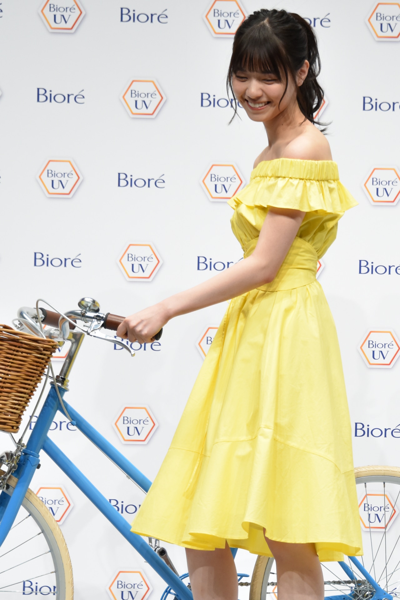 自転車を降りる西野七瀬（乃木坂46）。