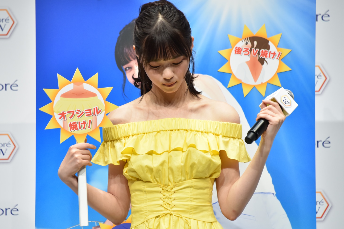 「オフショル焼け」について説明する西野七瀬（乃木坂46）。