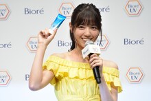 UVカットの決めポーズを披露する西野七瀬（乃木坂46）。