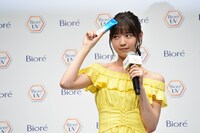 UVカットの決めポーズを披露する西野七瀬（乃木坂46）。