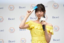 UVカットの決めポーズを披露する西野七瀬（乃木坂46）。